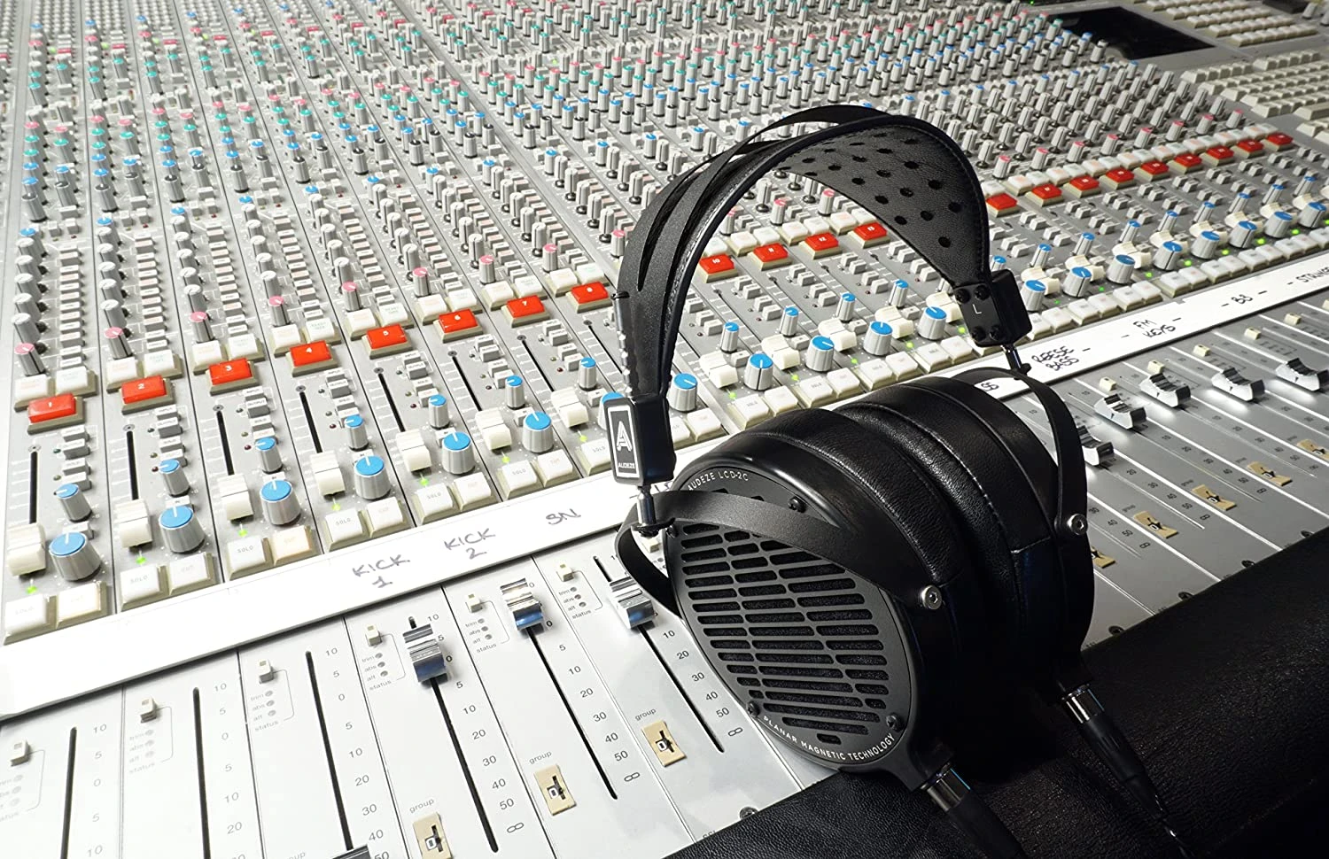 Audeze LCD-MX4 Over-Ear Headphone 8 Audeze LCD-MX4 Over-Ear Headphone - Image 6